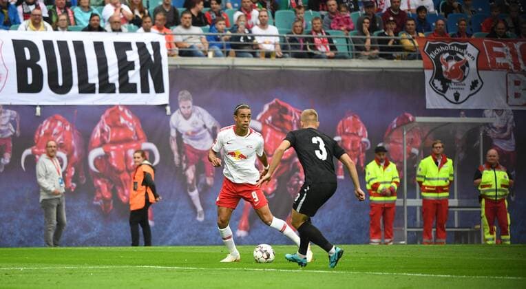 Sport Bilder des Tages Fussball, Herren, Saison 2018 2019, Europa League-Qualifikation (Play-offs, Rückpiel), RB Leipzig - Sorja Luhansk, v. l. Yussuf Poulsen (RB Leipzig), Oleksandr Svatok (Sorja Luhansk), 30.08. 2018, Copyright: xMatthiasxKochx