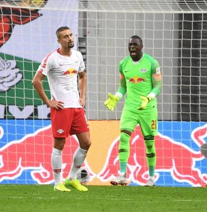 Fussball, Herren, Saison 2018 2019, Europa League-Qualifikation (Play-offs, Rückpiel), RB Leipzig - Sorja Luhansk, v. l. Stefan Ilsanker (RB Leipzig), Torwart Yvon Mvogo (RB Leipzig) nach dem Gegentor zum 1:1, 30.08. 2018, Copyright: xMatthiasxKochx