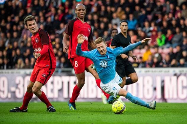180830 Anders Christiansen of Malmö FF falls during a camp with Ayo Simon Okosun and Alexander Scholz of Midtjylland during the Europa League qualifying match between Midtjylland and Malmö FF on August 30, 2018 in Herning. Photo: Ludvig Thunman BILDBYRN kod LT 35529 Copyright: LUDVIGxTHUNMAN BB180830LT052