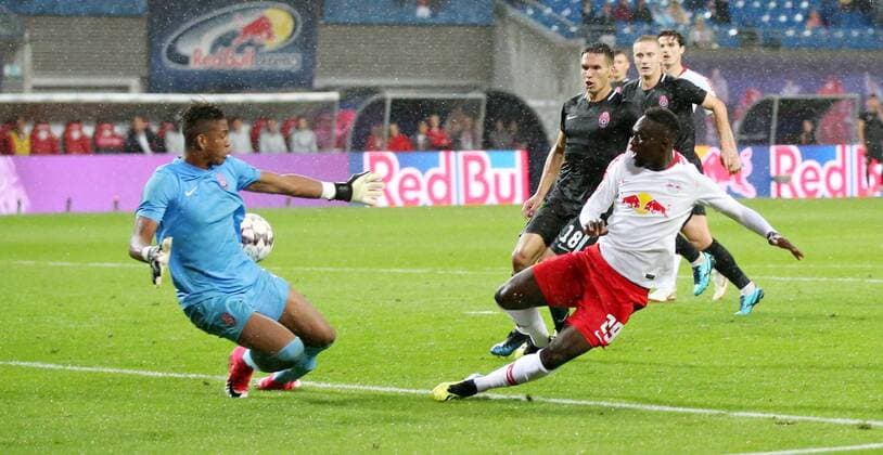 RB Leipzig - Luhansk Fussball Euro League Quali Leipzig, 30.08.2018, Red Bull Arena, Fussball, Qualifikation zur UEFA Europa League, Playoff - RUECK , RB Leipzig (GER) vs. FK Sorja Luhansk (UKR) , Tor für Leipzig zum 2:2 Ausgleich. Im Bild v.l.: Torwart Luiz Felipe (73, Luhansk) und Torschütze Jean-Kevin Augustin (29, RB Leipzig). ,