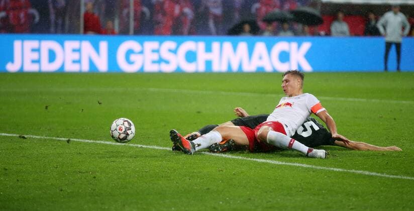 Sport Bilder des Tages RB Leipzig - Luhansk Fussball Euro League Quali Leipzig, 30.08.2018, Red Bull Arena, Fussball, Qualifikation zur UEFA Europa League, Playoff - RUECK , RB Leipzig (GER) vs. FK Sorja Luhansk (UKR) , Im Bild: Willi Orban (4, RB Leipzig) vor Vitali Vernydub (15, Luhansk) ,