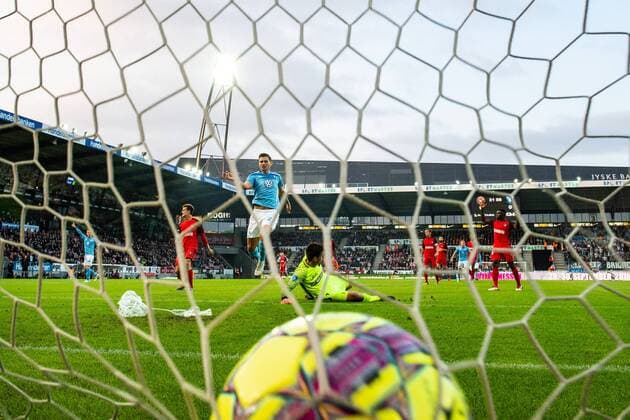 180830 Marcus Antonsson of Malmö FF scores 1-0 during the Europa League qualifying match between Midtjylland and Malmö FF on August 30, 2018 in Herning. Photo: Ludvig Thunman BILDBYRN kod LT 35529 Copyright: LUDVIGxTHUNMAN BB180830LT057