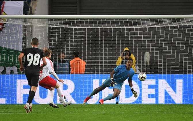 Fussball, Herren, Saison 2018 2019, Europa League-Qualifikation (Play-offs, Rückpiel), RB Leipzig - Sorja Luhansk, Emil Forsberg (RB Leipzig) erzielt das Tor zum 3:2 per Elfmeter gegen Torwart Luiz Felipe (Sorja Luhansk), 30.08. 2018, Copyright: xMatthiasxKochx