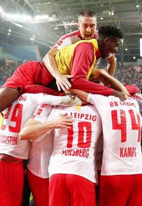RB Leipzig - Luhansk Fussball Euro League Quali Leipzig, 30.08.2018, Red Bull Arena, Fussball, Qualifikation zur UEFA Europa League, Playoff - RUECK , RB Leipzig (GER) vs. FK Sorja Luhansk (UKR) 3:2 (1:1) , Leipziger Torjubel nach dem entscheidenden Tor zum 3:2 durch Emil Forsberg (Nr.10). Im Bild: Nordi Mukiele (22, RB Leipzig) und Stefan Ilsanker (13, RB Leipzig) jubeln über der Mannschaft. ,