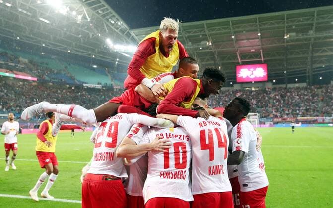 RB Leipzig - Luhansk Fussball Euro League Quali Leipzig, 30.08.2018, Red Bull Arena, Fussball, Qualifikation zur UEFA Europa League, Playoff - RUECK , RB Leipzig (GER) vs. FK Sorja Luhansk (UKR) 3:2 (1:1) , Leipziger Torjubel nach dem entscheidenden Tor zum 3:2 durch Emil Forsberg (Nr.10). Im Bild: Torwart Marius Müller Mueller (21, RB Leipzig), Nordi Mukiele (22, RB Leipzig) und Stefan Ilsanker (13, RB Leipzig) jubeln über der Mannschaft. ,