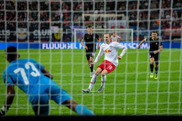 Angriffspieler Emil Forsberg 10 von RB Leipzig beim 11m gegen Torwart Luis Philippe 73 vom FC Zorya Luhansk waehrend der Begegnung in der UEFA Europa League (Rueckspiel) zwischen RB Leipzig und FC Zorya Luhansk in der Red Bull Arena am 30. August 2018 in Leipzig, Sachsen, Deutschland ( FB-EL RB Leipzig - FC Zorya Luhansk Copyright: xEIBNER HartmutxBoesenerx EP_HBR