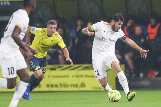 Brondby s Josip Radosevic and Genk s Alejandro Pozuelo fight for the ball during a soccer game between Danish club Brondby IF and Belgian team KRC Genk, Thursday 30 August 2018 in Copenhagen, Denmark, the return game of the play-off for the UEFA Europa League competition. The first leg ended in a 5-2 Genk victory. BRUNOxFAHY  x05416655x
