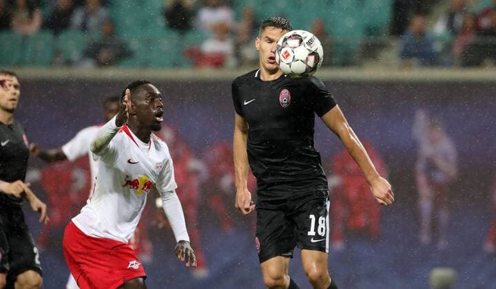 RB Leipzig - Luhansk Fussball Euro League Quali Leipzig, 30.08.2018, Red Bull Arena, Fussball, UEFA EURO EM Europameisterschaft Fussball League , Qualifikation, PlayOff Rückspiel, Hinspiel , RB Leipzig vs. FK Sorja Luhansk 3:2 (1:1) , Im Bild; Kurz vor Schluss spielt Oleksandr Tymchyk (18, Luhansk) den Ball mit der Hand im eigenen Strafraum. Der folgende Elfmeter führte zum Siegtreffer für RBL. , Für die Verletzung der Persönlichkeitsrechte und des Datenschutzes der abgebildeten Personen übernimmt PICTURE POINT bzw. und der Urheber des Fotos keine Haftung! ,