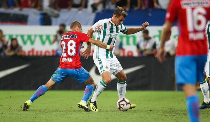 SOCCER - EL quali, Steaua vs Rapid BUCHAREST,ROMANIA,30.AUG.18 - SOCCER - UEFA Europa League, qualification, play off, Steaua Bukarest vs SK Rapid Wien. Image shows Mihai Roman (Steaua) and Stefan Schwab (Rapid). Keywords: Wien Energie. GEPAxpictures xPhilippxBrem