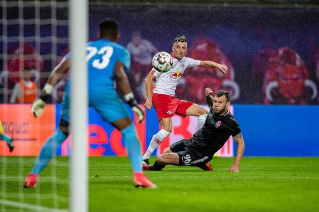Mittelfeldspieler Kevin Kampf 44 von RB Leipzig beim Torschuss mit Mittelfeldspieler Silas 96 vom FC Zorya Luhansk waehrend der Begegnung in der UEFA Europa League (Rueckspiel) zwischen RB Leipzig und FC Zorya Luhansk in der Red Bull Arena am 30. August 2018 in Leipzig, Sachsen, Deutschland ( FB-EL RB Leipzig - FC Zorya Luhansk Copyright: xEIBNER HartmutxBoesenerx EP_HBR