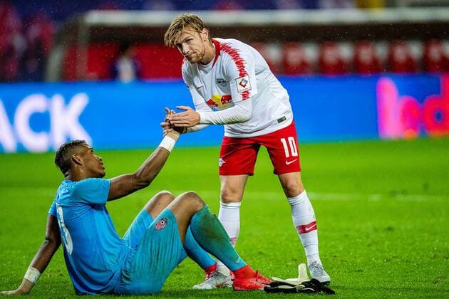 Sport Bilder des Tages Angriffspieler Emil Forsberg 10 von RB Leipzig haelt die Hand von Torwart Luis Philippe 73 vom FC Zorya Luhansk nach dem Spiel waehrend der Begegnung in der UEFA Europa League (Rueckspiel) zwischen RB Leipzig und FC Zorya Luhansk in der Red Bull Arena am 30. August 2018 in Leipzig, Sachsen, Deutschland ( FB-EL RB Leipzig - FC Zorya Luhansk Copyright: xEIBNER HartmutxBoesenerx EP_HBR