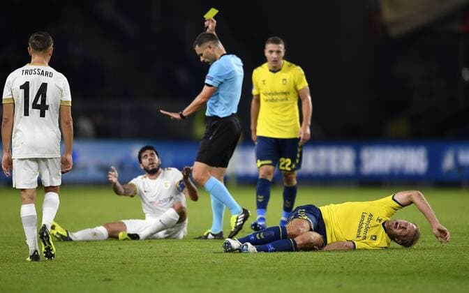 Alejandro Pozuelo, KRC Genk faar et gult kort efter tackling mod Paulus Arajuuri, Broendby IF, BIF kaemper om bolden i UEFA Europa League kvalifikationskampen paa Broendby Stadion mellem Broendby IF og KFC Genk den 30. August 2018. , Broendby  Copyright: ©LarsxMoeller LarsxMoellerx cop103 spdk20180830-213854-L