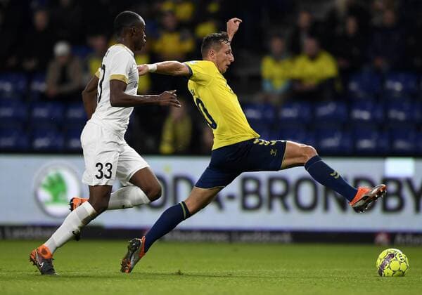 Sport Bilder des Tages Jhon Lucumi, KRC Genk og Kamil Wilczek, Broendby IF kaemper om bolden i UEFA Europa League kvalifikationskampen paa Broendby Stadion mellem Broendby IF og KFC Genk den 30. August 2018. , Broendby  Copyright: ©LarsxMoeller LarsxMoellerx cop103 spdk20180830-224034-L