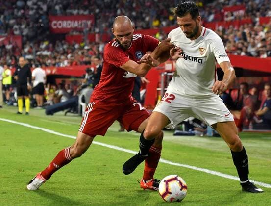 Sevilla FC s Franco Vazquez (R) vies for the ball with Michal Veprek of Sigma Olomuc during the UEFA Europa League play off second leg match between Seville and Sigma Olomuc, at the Ramon Sanchez Pizjuan stadium, in Seville, Andalusia, Spain, 30 August 2018. Sevilla vs. Sigma Olomuc !ACHTUNG: NUR REDAKTIONELLE NUTZUNG!  Copyright: xRaulxCarox SEV03 20180830-636712701770190392