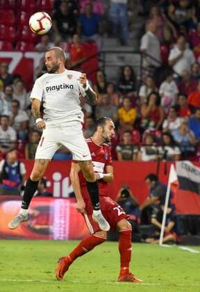 Sevilla FC s Aleix Vidal (L) vies for the ball with Tomas Zahradnicek of Sigma Olomuc during the UEFA Europa League play off second leg match between Seville and Sigma Olomuc, at the Ramon Sanchez Pizjuan stadium, in Seville, Andalusia, Spain, 30 August 2018. Sevilla vs. Sigma Olomuc !ACHTUNG: NUR REDAKTIONELLE NUTZUNG!  Copyright: xRaulxCarox SEV04 20180831-636712720435632610