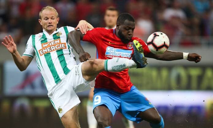 SOCCER - EL quali, Steaua vs Rapid BUCHAREST,ROMANIA,30.AUG.18 - SOCCER - UEFA Europa League, qualification, play off, Steaua Bukarest vs SK Rapid Wien. Image shows Mario Sonnleitner (Rapid) and Harlem Gnohere (Steaua). Keywords: Wien Energie. GEPAxpictures xPhilippxBrem