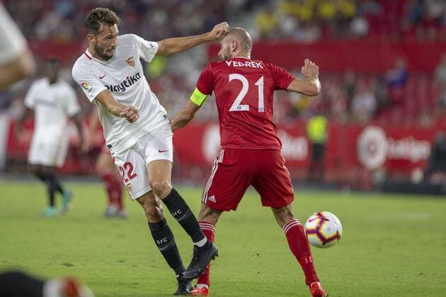 Spain: Sevilla FC vs SIgma Olomuc 30th August 2018, Ramon Sanchez Pizjuan, Sevilla, Spain; UEFA Europa League football, Sevilla FC versus Sigma Olomuc; Franco Vazquez, player of Sevilla FC passes the ball forward Sevilla Andalucia Spain Ramon Sanchez Pizjuan  UKKOxImages AntonioxPozo PacificxPress