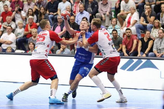 Mario Stark (TV Grosswallstadt 27) gegen Jan von Boenigk (ASV Hamm-Westfalen 95)(links) und Lukas Blohme (ASV Hamm-Westfalen 2)(rechts), ASV Hamm-Westfalen vs TV Grosswallstadt, Handball, 2. Bundesliga, 31.08.2018, ASV Hamm-Westfalen vs TV Grosswallstadt, Handball, 2. Bundesliga, 31.08.2018 Hamm Copyright: xEIBNER JanxStrohdiekx EP_JSK