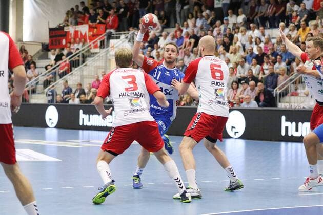 Tom Spiess (TV Grosswallstadt 31) gegen Fabian Huesmann (ASV Hamm-Westfalen 3)(links) und Markus Fuchs (ASV Hamm-Westfalen 6)(rechts), ASV Hamm-Westfalen vs TV Grosswallstadt, Handball, 2. Bundesliga, 31.08.2018, ASV Hamm-Westfalen vs TV Grosswallstadt, Handball, 2. Bundesliga, 31.08.2018 Hamm Copyright: xEIBNER JanxStrohdiekx EP_JSK