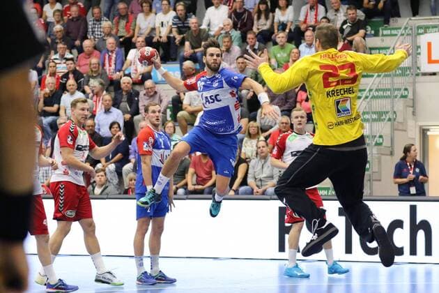 Andre Goepfert (TV Grosswallstadt 89) im Abschluss gegen Oliver Krechel (ASV Hamm-Westfalen 23)(vorne), ASV Hamm-Westfalen vs TV Grosswallstadt, Handball, 2. Bundesliga, 31.08.2018, ASV Hamm-Westfalen vs TV Grosswallstadt, Handball, 2. Bundesliga, 31.08.2018 Hamm Copyright: xEIBNER JanxStrohdiekx EP_JSK
