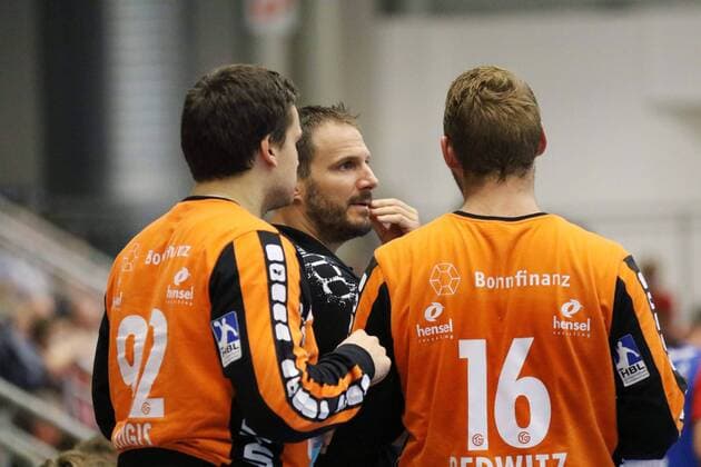 Florian Bauer (Trainer TV Grosswallstadt)(mitte) beraet sich mit Arturs Kugis (TV Grosswallstadt 92)(links) und Jan-Steffen Redwitz (TV Grosswallstadt 16)(rechts) , ASV Hamm-Westfalen vs TV Grosswallstadt, Handball, 2. Bundesliga, 31.08.2018, ASV Hamm-Westfalen vs TV Grosswallstadt, Handball, 2. Bundesliga, 31.08.2018 Hamm Copyright: xEIBNER JanxStrohdiekx EP_JSK