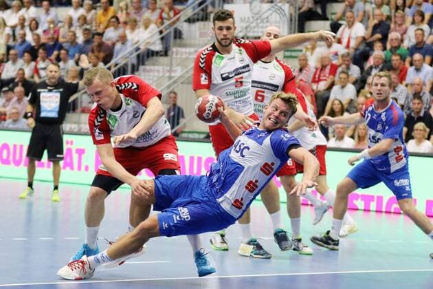 Dino Corak (TV Grosswallstadt 24) vorbei an Jan von Boenigk (ASV Hamm-Westfalen 95)(links) und Jan Brosch (ASV Hamm-Westfalen 5)(hinten) , ASV Hamm-Westfalen vs TV Grosswallstadt, Handball, 2. Bundesliga, 31.08.2018, ASV Hamm-Westfalen vs TV Grosswallstadt, Handball, 2. Bundesliga, 31.08.2018 Hamm Copyright: xEIBNER JanxStrohdiekx EP_JSK