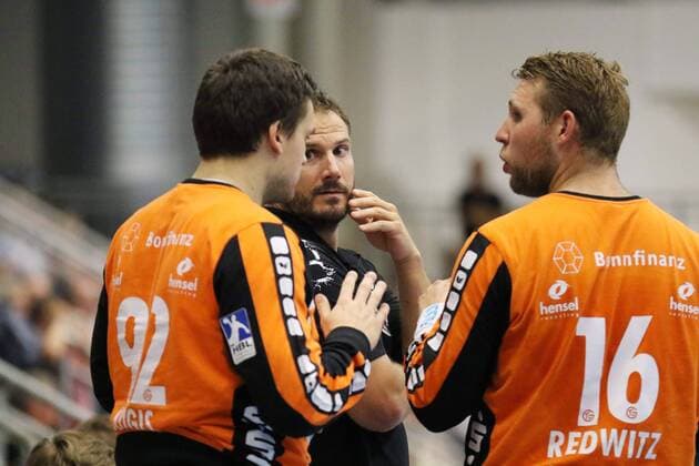 Florian Bauer (Trainer TV Grosswallstadt)(mitte) beraet sich mit Arturs Kugis (TV Grosswallstadt 92)(links) und Jan-Steffen Redwitz (TV Grosswallstadt 16)(rechts) , ASV Hamm-Westfalen vs TV Grosswallstadt, Handball, 2. Bundesliga, 31.08.2018, ASV Hamm-Westfalen vs TV Grosswallstadt, Handball, 2. Bundesliga, 31.08.2018 Hamm Copyright: xEIBNER JanxStrohdiekx EP_JSK