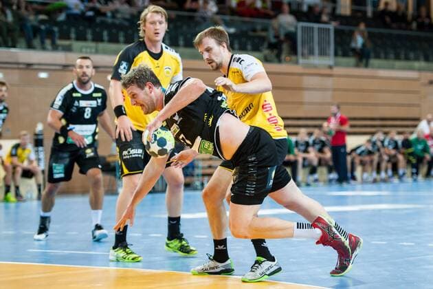 Bennet Johnen (Nr.17, Rhein Vikings) setzt zum Wurf am Kreis an. Pontus Zetterman (Nr.27, HSC Coburg) kann nicht mehr eingreifen HC Rhein Vikings vs. HSC 2000 Coburg, Handball, 2. Bundesliga, 31.08.18 Düsseldorf NRW Deutschland Castello