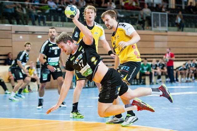 Bennet Johnen (Nr.17, Rhein Vikings) wirft auf das Gästetor. Im Hintergrund Pontus Zetterman (Nr.27, HSC Coburg) und Markus Hagelin (Nr.5, HSC Coburg) HC Rhein Vikings vs. HSC 2000 Coburg, Handball, 2. Bundesliga, 31.08.18 Düsseldorf NRW Deutschland Castello