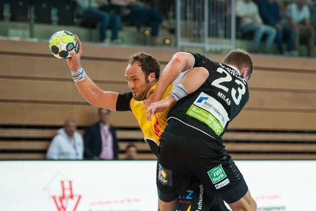 Sebastian Weber (Nr.11, HSC Coburg) setzt sich hier gegen Ivan Milas (Nr.23, Rhein Vikings) durch HC Rhein Vikings vs. HSC 2000 Coburg, Handball, 2. Bundesliga, 31.08.18 Düsseldorf NRW Deutschland Castello