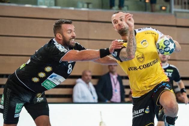 Florian Billek (Nr.21, HSC Coburg) wird hier von Philipp Pöter (Nr.8, Rhein Vikings) am Wurf gehindert HC Rhein Vikings vs. HSC 2000 Coburg, Handball, 2. Bundesliga, 31.08.18 Düsseldorf NRW Deutschland Castello