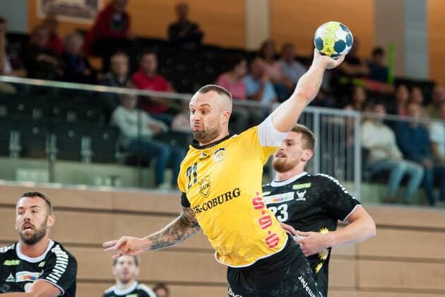 Florian Billek (Nr.21, HSC Coburg) wirft auf das Tor der Vikings. Im Bild v.l. Philipp Pöter (Nr.8, Rhein Vikings), Ivan Milas (Nr.23, Rhein Vikings) HC Rhein Vikings vs. HSC 2000 Coburg, Handball, 2. Bundesliga, 31.08.18 Düsseldorf NRW Deutschland Castello