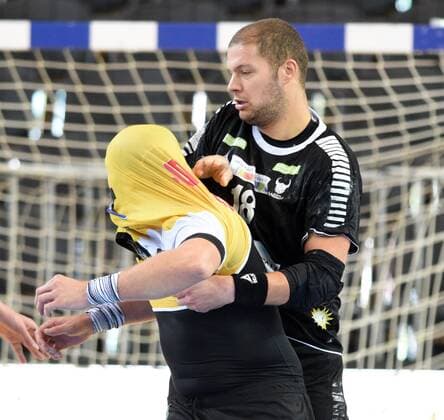 Sport Bilder des Tages 2. Handball-Bundesliga: HC Rhein Vikings - HSC Coburg 31.08.2018. Teo Coric (Vikings) zieht Sebastian Weber das Trikot über den Kopf.