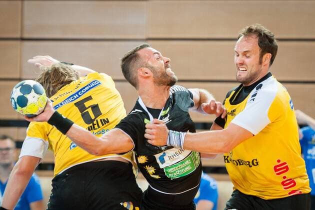 Sebastian Weber (Nr.11, HSC Coburg) versucht Philipp Pöter (Nr.8, Rhein Vikings) am Wurf zu hinden. Markus Hagelin (Nr.5, HSC Coburg) mus sich geschlagen geben HC Rhein Vikings vs. HSC 2000 Coburg, Handball, 2. Bundesliga, 31.08.18 Düsseldorf NRW Deutschland Castello