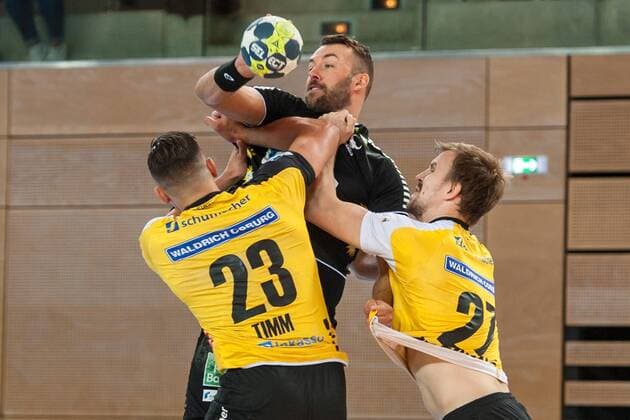 Marcel Timm (Nr.23, HSC Coburg) und Pontus Zetterman (Nr.27, HSC Coburg) setzen hier ihren ganzen Körper gegen Philipp Pöter (Nr.8, Rhein Vikings) ein HC Rhein Vikings vs. HSC 2000 Coburg, Handball, 2. Bundesliga, 31.08.18 Düsseldorf NRW Deutschland Castello