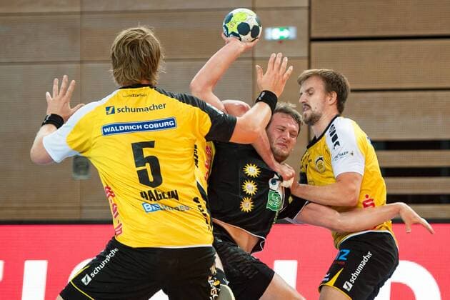 Markus Hagelin (Nr.5, HSC Coburg) und Pontus Zetterman (Nr.27, HSC Coburg) stoppen Bennet Johnen (Nr.17, Rhein Vikings) HC Rhein Vikings vs. HSC 2000 Coburg, Handball, 2. Bundesliga, 31.08.18 Düsseldorf NRW Deutschland Castello