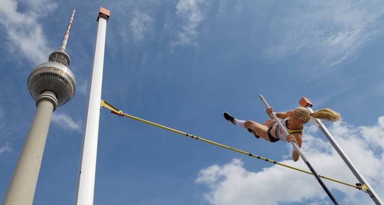 Sport Themen der Woche KW35 Sport Bilder des Tages Leichtathletik Berlin 01.09.2018 Alexanderplatz Fernsehturm Laenderkampf GER FRA GBR USA BERLIN FLIEGT Stabhochsprung Damen Stefanie DAUBNER GER im Hintergrund der Fernsehturm *** Athletics Berlin 01 09 2018 Alexanderplatz TV Tower Laenderkampf GER FRA GBR USA BERLIN FLIES Pole vault Stefanie DAUBNER GER in the background of the TV Tower