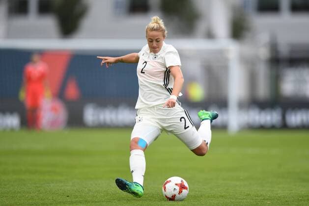 Carolin Simon (Deutschland , Germany , DFB ) (2) schlägt eine Flanke, Fussball, Frauen, WM-Qualifikation, Island - Deutschland (DFB-Frauen),