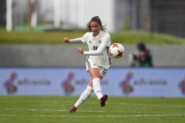 Melanie Leupolz (Deutschland , Germany , DFB )) (18) schlägt den Ball nach vorne, Fussball, Frauen, WM-Qualifikation, Island - Deutschland (DFB-Frauen),