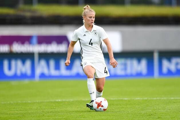 Leonie Maier (Deutschland , Germany , DFB )(4) spielt einen Pass, Fussball, Frauen, WM-Qualifikation, Island - Deutschland (DFB-Frauen),