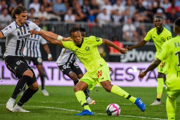 Fußball, SCO Angers - OSC Lille Loic Remy ( LOSC ) - Mateo Pavlovic ( Angers ) FOOTBALL : SCO Angers vs Lille OSC - Ligue 1 - Angers - 01 09 2018 FedericoPestellini Panoramic 