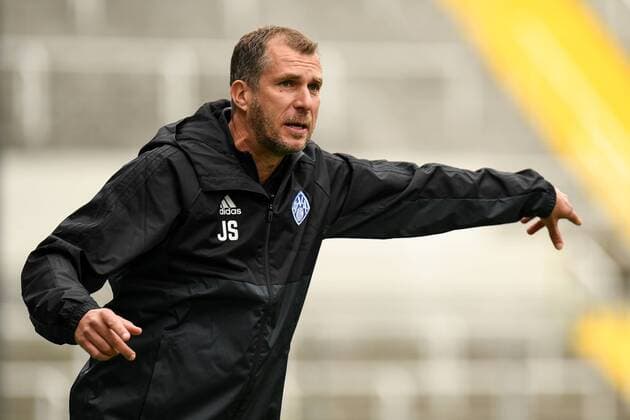 Trainer Jochen Seitz (SV Viktoria Aschaffenburg) gibt Anweisungen, gestikuliert, mit den Armen gestikulieren, gives instructions, gesticulate Einzelbild, Aktion, Action, Fussball, Regionalliga Bayern, FC Bayern München II- SV Viktoria Aschaffenburg,