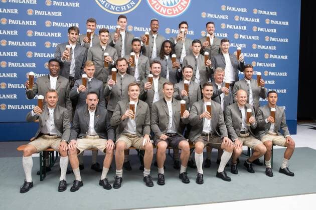 Sport Themen der Woche KW35 Sport Bilder des Tages Javi Martinez 8 (FC Bayern Muenchen), Thomas Mueller 25 (FC Bayern Muenchen), Niklas Suele 4 (FC Bayern Muenchen), Jerome Boateng 17 (FC Bayern Muenchen), Mats Hummels 5 (FC Bayern Muenchen), Sandro Wagner 2 (FC Bayern Muenchen), Leon Goretzka 18 (FC Bayern Muenchen), Serge Gnabry 22 (FC Bayern Muenchen), Renato Sanches 35 (FC Bayern Muenchen), James Rodriguez 11 (FC Bayern Muenchen) , Robert Lewandowski 9 (FC Bayern Muenchen), David Alaba 27 (FC Bayern Muenchen), Joshua Kimmich 32 (FC Bayern Muenchen), Torwart-Trainer Toni Tapalovic (FC Bayern Muenchen), Co-Trainer Robert Kovac (FC Bayern Muenchen), Chef-Trainer Nico Kovac (FC Bayern Muenchen), Corentin Tolisso 24 (FC Bayern Muenchen), Rafinha 13 (FC Bayern Muenchen), Franck Ribery 7 (FC Bayern Muenchen), Christian Fruechtl 36 (FC Bayern Muenchen), Manuel Neuer 1 (FC Bayern Muenchen), Sven Ulreich 26 (FC Bayern Muenchen), Arjen Robben 10 (FC Bayern Muenchen), Thiago Alcantara 6 (FC Bayern Muenchen) beim Fotoshooting mit Weissbierglas in der Hand, FC Bayern Muenchen Lederhosenshooting, Fussball, 02.09.2018 Muenchen Bayern Deutschland *** Javi Martinez 8 Bayern Munich Thomas Mueller 25 Bayern Munich Niklas Suele 4 Bayern Munich Jerome Boateng 17 Bayern Munich Mats Hummels 5 Bayern Munich Sandro Wagner 2 Bayern Munich Leon Goretzka 18 Bayern Munich Serge Gnabry 22 FC Bayern Munich Renato Sanches 35 Bayern Munich James Rodriguez 11 Bayern Munich Robert Lewandowski 9 FC Bayern Munich David Alaba 27 FC Bayern Munich Joshua Kimmich 32 FC Bayern Muenchen Goalkeeper Coach Toni Tapalovic FC Bayern Munich Coach Robert Kovac FC Bayern Munich Muenchen Head Coach Nico Kovac FC Bayern Muenchen Corentin Tolisso 24 FC Bayern Muenchen Rafinha 13 FC Bayern Munich Franck Ribery 7 FC Bayern Munich Christian Fruechtl 36 FC Bayern Munich Manuel Neuer 1 FC Bayern Munich Sven Ulreich 26 FC Bayern Munich Arjen Robben 10 Bayern Munich Thiago Alcantara 6 Bayern Munich Muenchen at the photo shoot with Weissbierglas in hand FC Bayern Muenchen Lederhosen Shooting Fussball 02 09 2018 Mu little Bavaria Germany Copyright: xkolbert-press ChristianxKolbertx