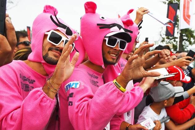 xekx 31.08.- 02.09.2018, FIA Formula 1 Championship, Formula 1, Grosser Preis von Italien 2018, GP Italia, Monza Im Bild: Esteban Ocon Fans in Pink Panther Kleidung Monza Italien