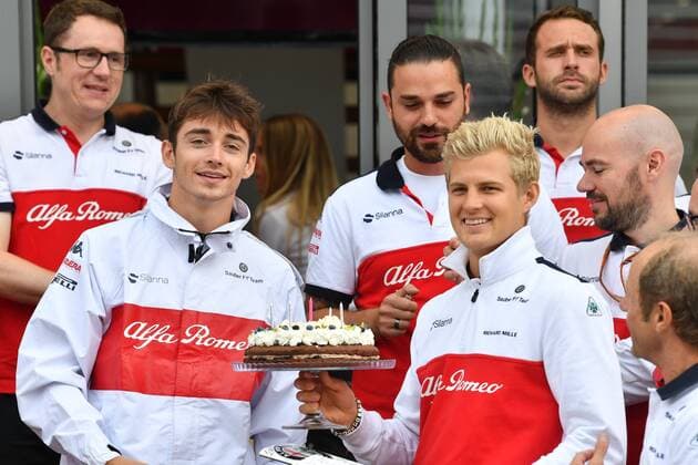 vl. Charles Leclerc (Alfa Romeo Sauber F1 Team) uebergibt Geburtstagstorte an Marcus Ericsson (Alfa Romeo Sauber F1 Team) Grosser Preis von Italien, Renntag, 02.09.2018 ITA, Grosser Preis von Italien, 02.09.2018 Monza Copyright: xEIBNER JerryxAndrex EP_EER