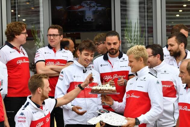 vl. Charles Leclerc (Alfa Romeo Sauber F1 Team) uebergibt Geburtstagstorte an Marcus Ericsson (Alfa Romeo Sauber F1 Team) Grosser Preis von Italien, Renntag, 02.09.2018 ITA, Grosser Preis von Italien, 02.09.2018 Monza Copyright: xEIBNER JerryxAndrex EP_EER