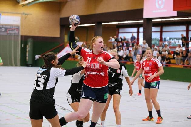 SSP, DHB-Pokal Frauen Runde 1, TSG Ketsch 2 - SG H2KU Herrenberg, Ketsch v.l.: 63 Sara Goudarzi, 86 Rebecca Berg, 7 Katja Hinzmann, Herrenberg v.l.: 11 Kerstin Foth, 5 Sandra Kußmaul, Lenhardt Eibner-Pressefoto GER, DHB-Pokal, TSG Ketsch 2 - SG H2KU Herrenberg Ketsch