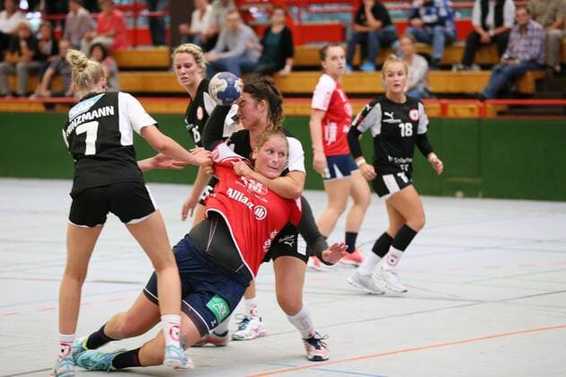 SSP, DHB-Pokal Frauen Runde 1, TSG Ketsch 2 - SG H2KU Herrenberg, Ketsch v.l.: 7 Katja Hinzmann, 25 Christina Völker, 15 Anna Widmaier, 18 Pia Büßecker, Herrenberg v.l.: 4 Katrin Schröder, 7 Carolin Tuc, Lenhardt Eibner-Pressefoto GER, DHB-Pokal, TSG Ketsch 2 - SG H2KU Herrenberg Ketsch