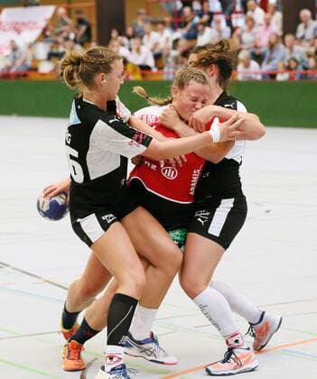 SSP, DHB-Pokal Frauen Runde 1, TSG Ketsch 2 - SG H2KU Herrenberg, Ketsch v.l.: 63 Sara Goudarzi, 86 Rebecca Berg, Herrenberg v.l.: 5 Sandra Kußmaul, Lenhardt Eibner-Pressefoto GER, DHB-Pokal, TSG Ketsch 2 - SG H2KU Herrenberg Ketsch