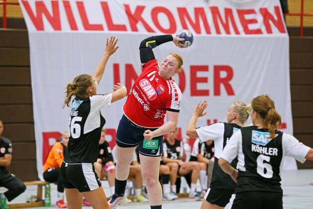 SSP, DHB-Pokal Frauen Runde 1, TSG Ketsch 2 - SG H2KU Herrenberg, Ketsch v.l.: 86 Rebecca Berg, 7 Katja Hinzmann, 6 Theresa Köhler, Herrenberg v.l.: 11 Kerstin Foth, Lenhardt Eibner-Pressefoto GER, DHB-Pokal, TSG Ketsch 2 - SG H2KU Herrenberg Ketsch